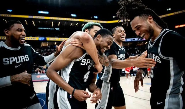 leyu体育-包揽四项月度大奖，创造NBA历史！这队等了10年，终于彻底崛起了