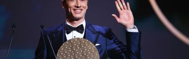 莱万获颁“安慰奖”，年度最佳前锋实至名归